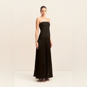 Elegant Black Strapless Evening Gown
Strapless